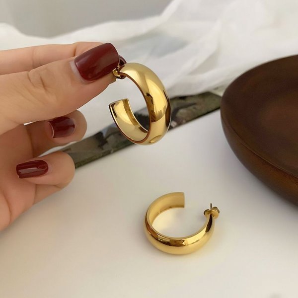 Simple temperament niche design light luxury hundreds of wide version of glossy C-shaped earrings titanium steel copper-plated color earrings female