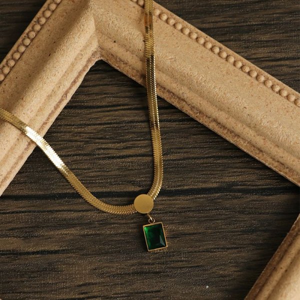 Necklace ladies light luxury vintage emerald mini solitaire necklace female high-class sense of the collarbone chain simple and exquisite jewelry