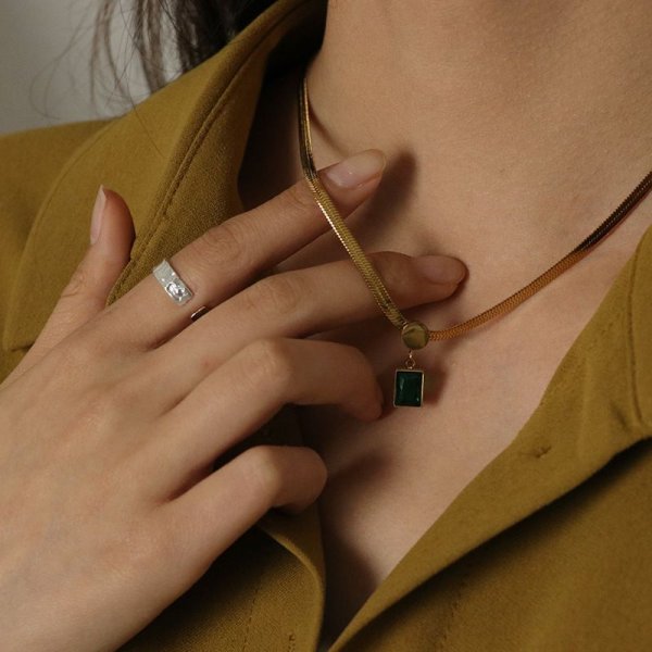 Necklace ladies light luxury vintage emerald mini solitaire necklace female high-class sense of the collarbone chain simple and exquisite jewelry