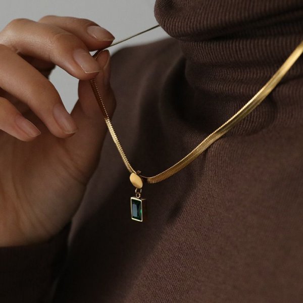 Necklace ladies light luxury vintage emerald mini solitaire necklace female high-class sense of the collarbone chain simple and exquisite jewelry