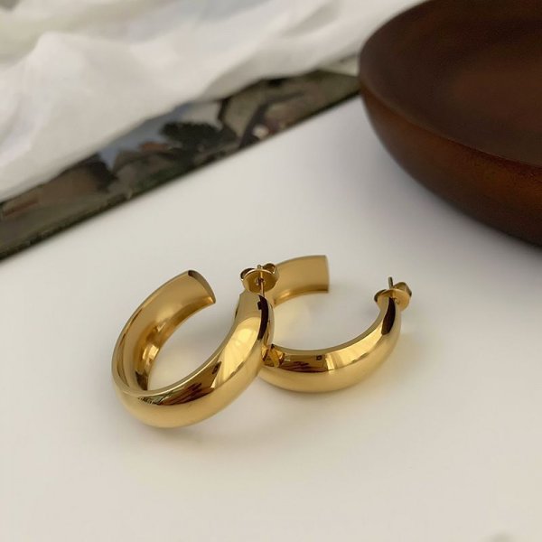 Simple temperament niche design light luxury hundreds of wide version of glossy C-shaped earrings titanium steel copper-plated color earrings female